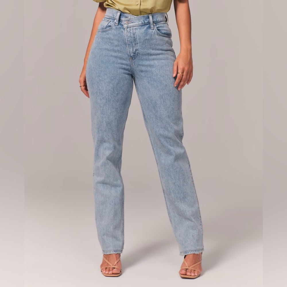 Abercrombie and Fitch curve love 90s Straight ultra high rise light jeans